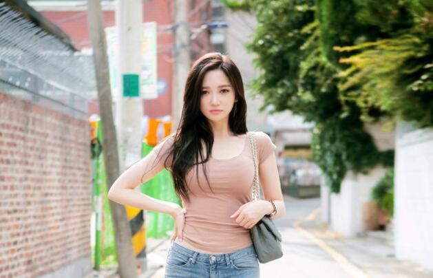 长腿女友 穿的黑 丝高 跟来诱 惑我 草 她的骚 逼