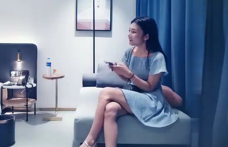 约了个蓝裙妹子舌吻调情穿上黑丝69互舔，骑乘大力猛呻吟诱人~