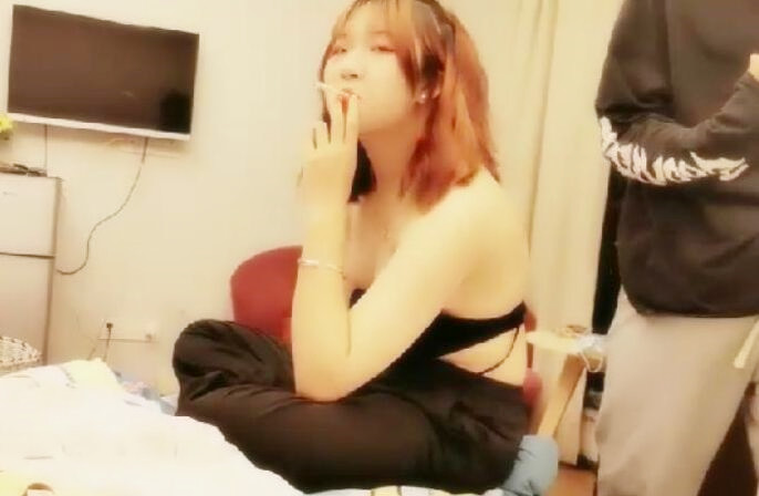 三男两女年轻小伙萌 妹直播双飞啪 啪轮着口 交一起舔猛 操扣 逼搞完再用木棍自 慰玩弄